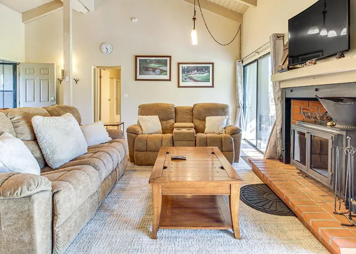 Golf Course Getaway & Hot Tub Haven In Pinetop! Holiday home