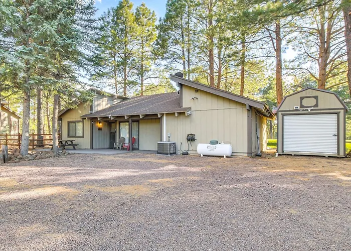 Golf Course Getaway & Hot Tub Haven In Pinetop!