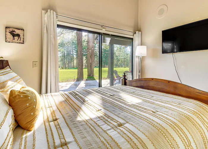 Golf Course Getaway & Hot Tub Haven In Pinetop!